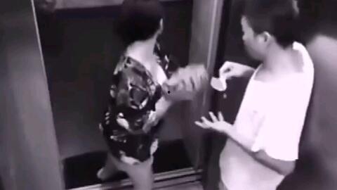 男子电梯吃瓜被摔,引发安全警示
